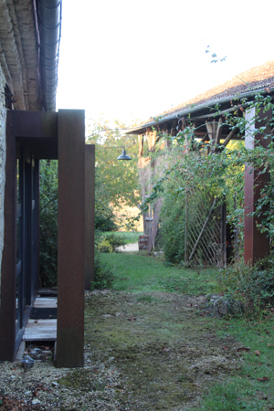 Blick vom Haus auf die alte Scheune