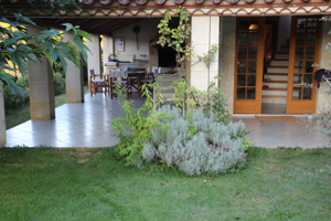 Blick vom Pool auf die Terrasse des unteren Hauses