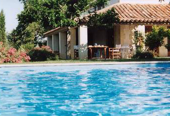 Blick vom Pool auf die Terrasse des unteren Hauses
